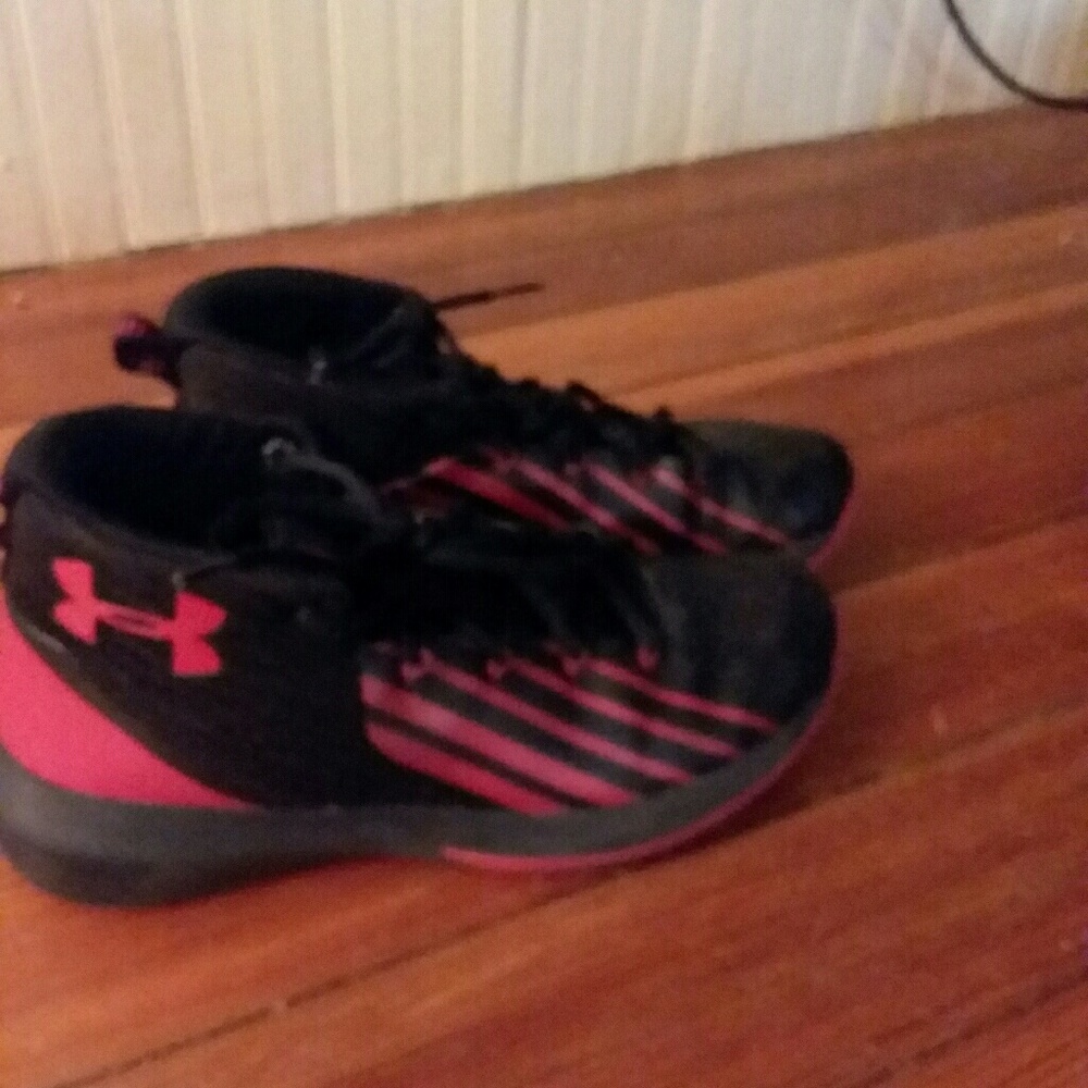 UA black/red basketball shoes size 6Y
